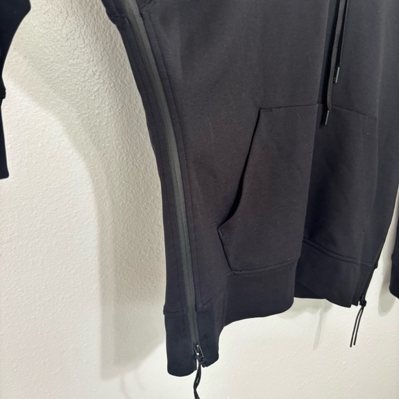 On Cloud Running Hoodie in Black - Picture 8 of 14